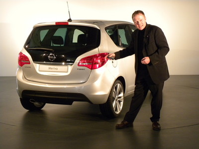 Opel Meriva: Designer Niels Loeb weist auf das besonders markante Heck hin.