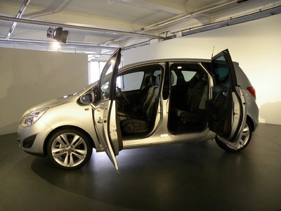 Opel Meriva: Die Türen lassen sich jeweils im Winkel von 84 Grad öffnen. Bis es soweit ist, rastet die Tür an drei Positionen ein.