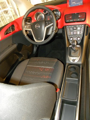 Opel Meriva: Kräftige Farben im Cockpit werden wohl eher den jüngeren Käufern gefallen.