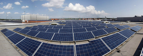 Opel nahm mit 8,15 MWp (Megawatt Peak) Gesamtleistung eines der größten Solardach-Kraftwerke Europas in Rüsselsheim in Betrieb.