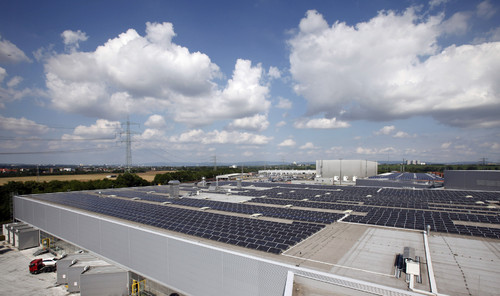 Opel nahm mit 8,15 MWp (Megawatt Peak) Gesamtleistung eines der größten Solardach-Kraftwerke Europas in Rüsselsheim in Betrieb.