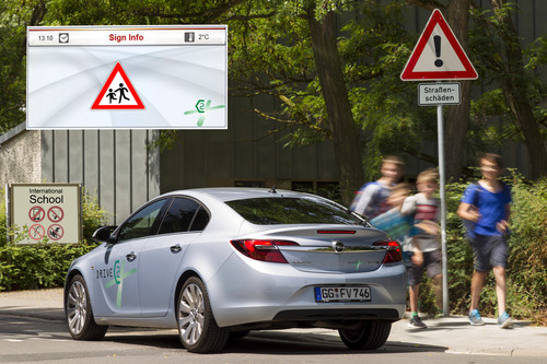 Opel nahm mit einen speziell ausgestatteten Insignia am Forschungsprojekt „Drive C2X“ teil: Getestet wurde unter anderem die Übertragung von Verkehrszeichen-Informationen.