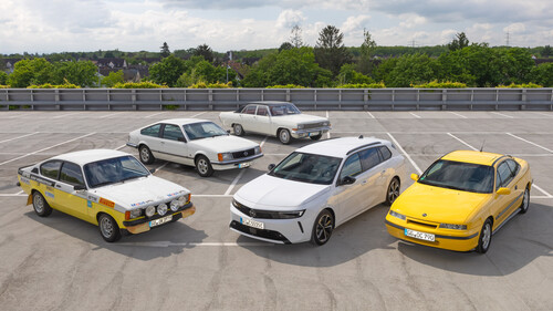 Opel nimmt mit vier historischen Fahrzeugen an der Paul Pietsch Classic 2024 teil. Nur der Astra Sports Tourer Plug-in-Hybrid (Bildmitte) darf nicht mit.