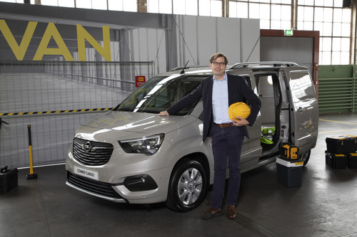 Opel-Nutzfahrzeugchef Tobias Stöver am Combo Cargo.
