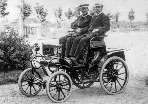 Opel Patent-Motorwagen System Lutzmann von 1899 mit Heinrich Opel (rechts) und Opel-Werkmeister Sedlazcek. 