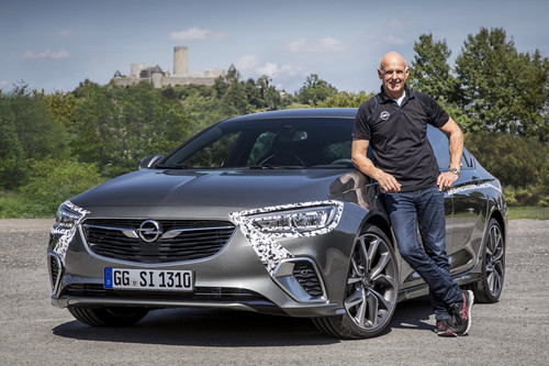 Opel-Performance- und Motorsportdirektor Volker Strycek mit dem Insignia GSi (Vorserienfahrzeug) am Nürburgring.