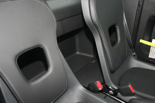Opel Rocks-e: Hinter dem Fahrersitz ist allemal Platz für eine Handtasche.