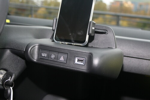 Opel Rocks-e: Tasten für Heizer, Lüfter und Warnblinker sowie ein USB-Anschluss und Handyhalter. 