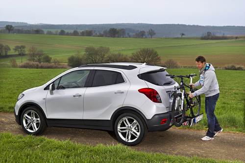 Opel rüstet den Mokka mit der zweiten Generation des Flexfix-Fahrradträgers aus.