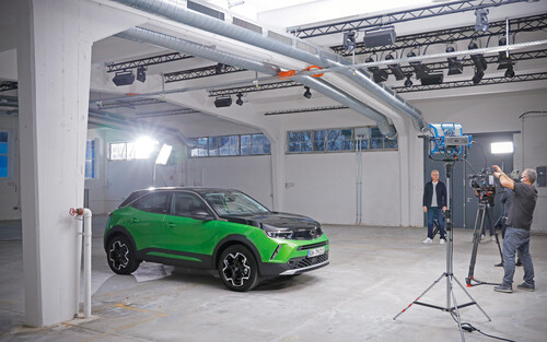 Opel setzt den Mokka für einen Werbespot in Szene.