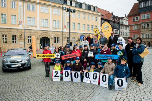 Opel stellt 44 Corsa für das ADAC-Verkehrssicherheitsprogramm „Achtung Auto“ bereit, an dem in den vergangenen zwölf Jahren rund zwei Millionen Kinder teilgenommen haben.