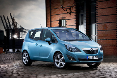 Opel stellt Hochwassergeschädigten bis zu drei Wochen ein Ersatzfahrzeug zur Verfügung.
