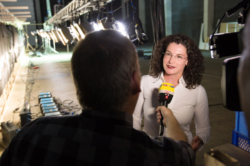 Opel-TV-Spot zum Insignia: Marketing-Chefin Tina Müller beim Interview im Filmstudio.