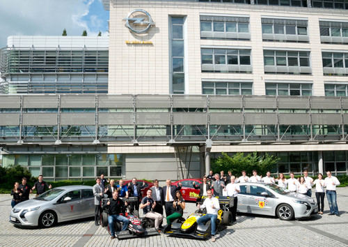 Opel unterstützt die Formula Student: Die Vorstände für Entwicklung und Kommunikation, Michael F. Ableson und Johan Willems (Mitte), übergaben vier von der Marke  geförderten Teams jeweils einen Ampera.