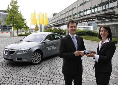 Opel unterstützt die internationale Wirtschaftskonferenz „Campus Symposium" in Iserlohn mit Shuttlefahrzeugen. Verkaufschefin Imelda Labbé übergab einen von 40 Insignia 2.0 CDTI Ecoflex an Matthias Thelen, Geschäftsführer der Campus Symposium GmbH.