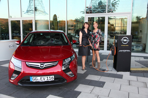 Opel-Vertriebschefin Imelda Labbé (links) mit Schauspielerin Wolke Hegenbarth am Ampera.