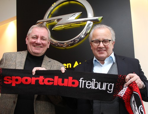 Opel-Vertriebsvorstand Peter Küspert (links) und Fritz Keller, Präsident des SC Freiburg.