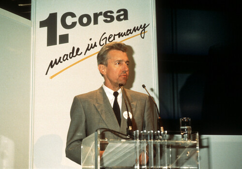 Opel-Vorstand Peter Enderle beim Produktionsstart für den Corsa in Eisenach (1993).