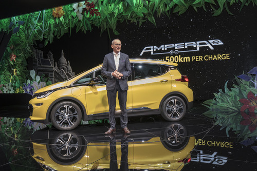 Opel-Vorstandschef Dr. Karl-Thomas Neumann präsentiert in Paris den Ampera-e.