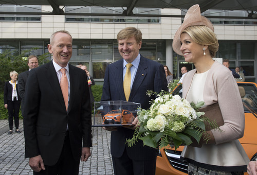 Opel-Vorstandschef Karl-Thomas Neumann überreicht König Willem-Alexander das handlackierte Modell eines Opel Ampera - in der Farbe des Königshauses Oranien.