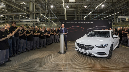 Opel-Vorstandsvorsitzender Dr. Karl-Thomas Neumann feiert mit der Belegschaft den ersten Insignia Grand Sport.