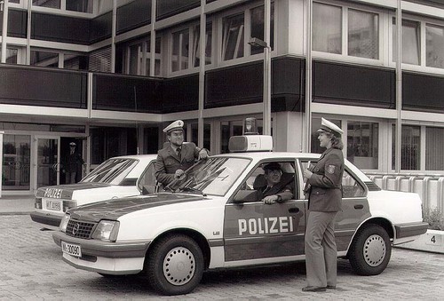 Opel war der erste Volumenhersteller in Europa mit einer speziell europäischen Katalysator-Variante. Das für den Polizeidienst bestimmte Fahrzeug Nummer eins, ein Opel Ascona mit 1,8-Liter-Motor, wurde am 7. Dezember 1984 übergeben.