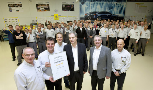 Opel-Werksdirektor Axel Scheiben (Vierter von links) feierte zusammen mit dem Team aus der Rüsselsheimer Fertigung 15 Millionen unfallfreie Arbeitsstunden.