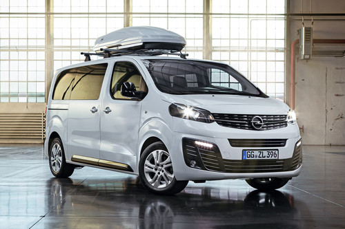 Opel Zafira Life mit Dachbox.