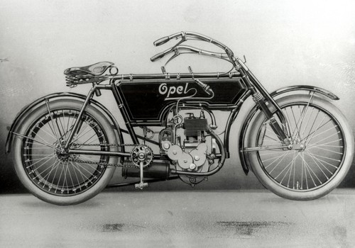 Opel-Zweizylinder-Luxus- Motorrad mit 3 1/2 PS und elektromagnetischer Zündung aus dem Jahr1905