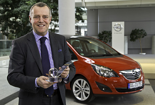 Opels Vertriebs- und Marketingvorstand Alain Visser nahm den Publikumspreis „Auto der Vernunft 2011“ für den Mervia entgegen.