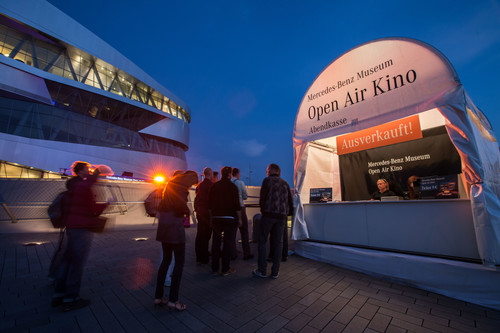 Open Air-Kino am Mercedes-Benz Museum.