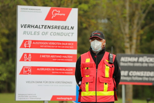Ordner kontrollieren die Corona-Regeln bei den Touristenfahrten auf der Nürburgring-Nordschleife.