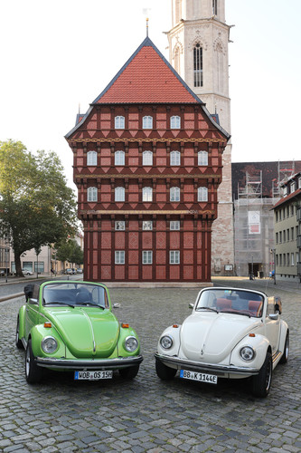 Original (links) und E-Umbau des VW Käfer. 