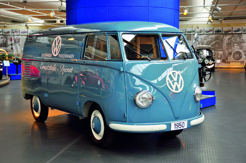 Originalgetreu restaurierter VW Bulli aus dem ersten Baujahr 1950.