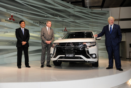 Osamu Masuko, Lance Bradley und Boris Johnson (v.l.) enthüllen den Mitsubishi Plug-in Hybrid Outlander.