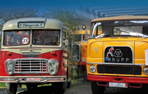 Ost trifft West: ein Ikarus-Bus und ein Krupp-Lkw.