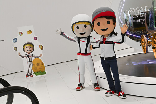 Osterferienprogramm im Porsche-Museum Stuttgart mit den Maskottchen Tom Targa (links) und Tina Turbo.