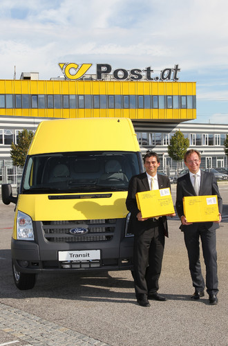 Osterreichs Ford-Generaldirektor Steffen Knapp übergab 100 gelbe Transit an Post-Vorstandsmitglied Peter Umundum.