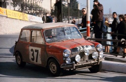 Paddy Hopkirk im Mini Cooper bei der Rallye Monte Carlo 1964.