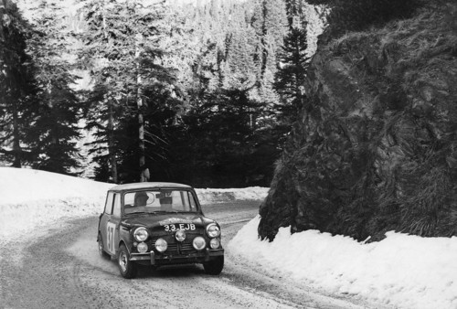 Paddy Hopkirk im Mini Cooper bei der Rallye Monte Carlo 1964.