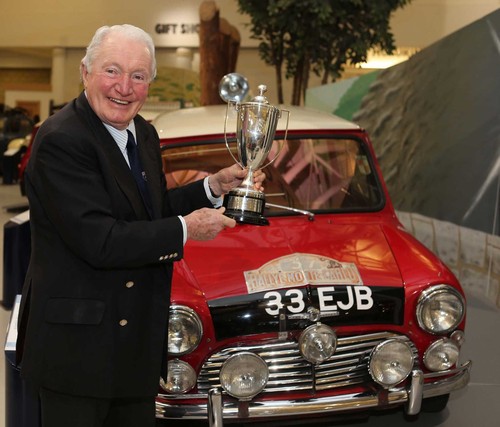 Paddy Hopkirk mit dem Mini Cooper der Rallye Monte Carlo 1964.