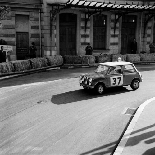 Paddy Hopkirk und Henry Liddon im Mini Cooper bei der Rallye Monte Carlo 1964.