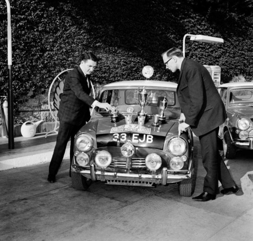 Paddy Hopkirk und Henry Liddon mit dem Mini Cooper bei der Rallye Monte Carlo 1964.