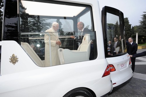 Papst Benedikt XVI. und Daimler-Chef Dr. Dieter Zetsche im Papamobil.
