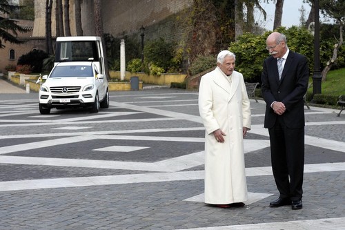 Papst Benedikt XVI. und Daimler-Chef Dr. Dieter Zetsche mit dem Papamobil.
