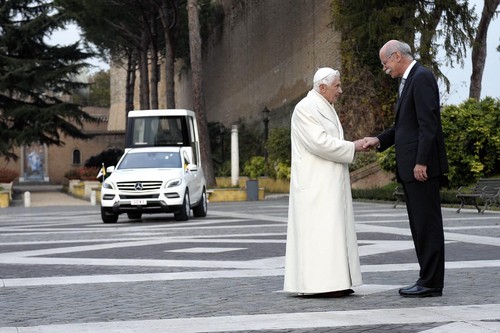 Papst Benedikt XVI. und Daimler-Chef Dr. Dieter Zetsche mit dem Papamobil.