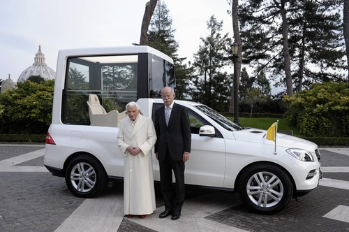 Papst Benedikt XVI. und Daimler-Chef Dr. Dieter Zetsche vor dem Papamobil.