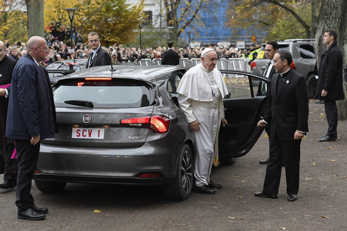 Papst Franzikus gestern im Fiat Tipo durch Malmö.