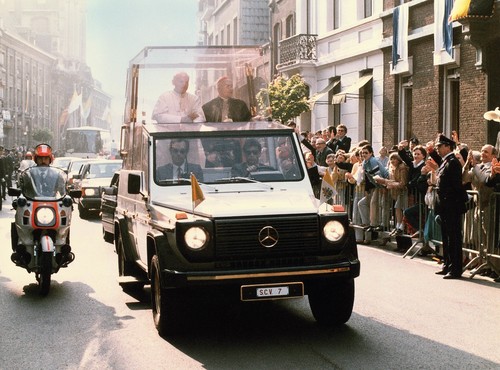 Papst Johannes Paul II. im Papstwagen Mercedes-Benz 230 G.