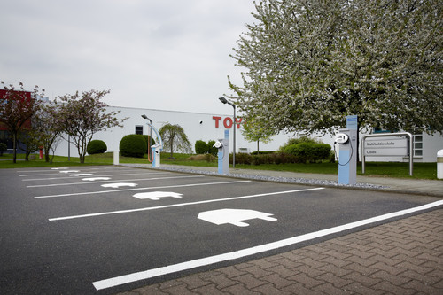 Parkplätze mit Ladestation am Sitz von Toyota Deutschland.